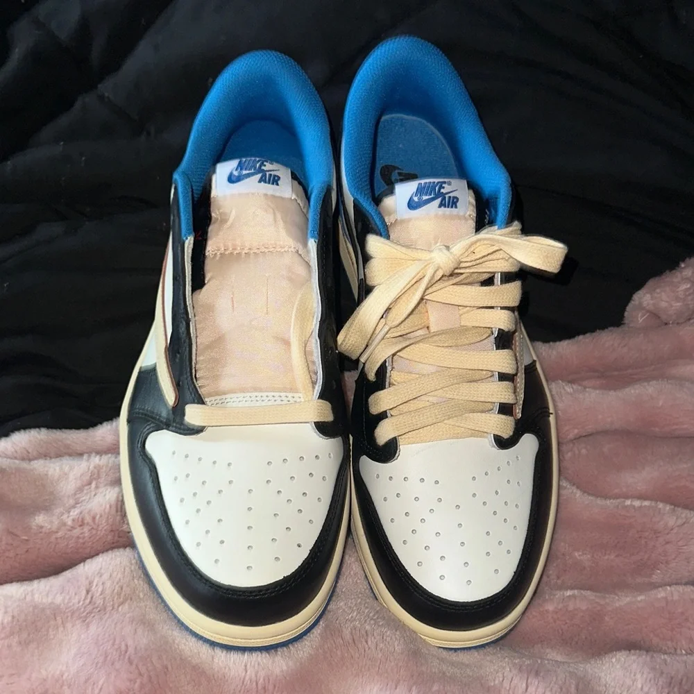 Nike Low Top Sneakers - White, Black & Blue